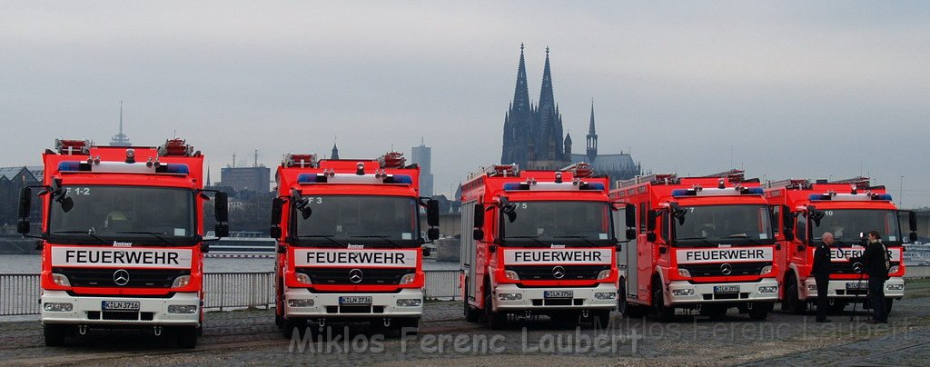 Neue LF`s fuer Koeln Uebergabe in Koeln Deutz an den Wachen  P052.JPG